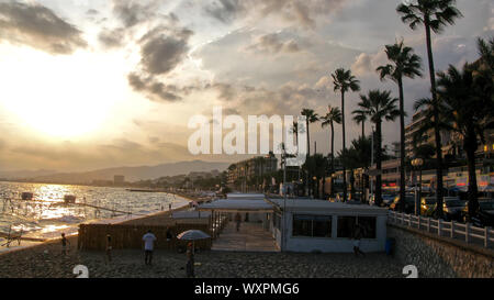 Cannes, France - 17 septembre 2011 : plage de Cannes, célèbre ville sur la côte d'Azur pendant le coucher du soleil avec des gens nager en été - Méditerranée Banque D'Images