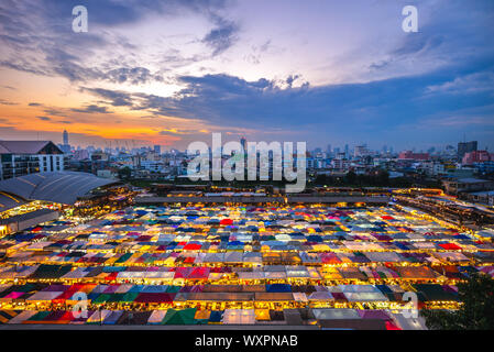 Marché de nuit de train à Ratchada Bangkok, Thaïlande Banque D'Images