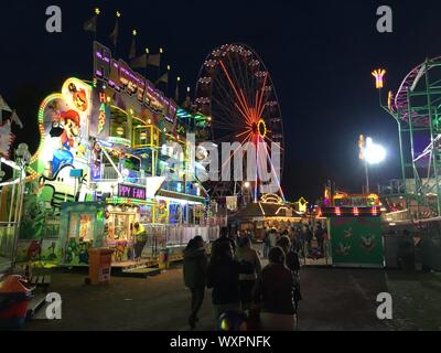 BERLIN - 3 juin 2017 : Grande Roue, Fun House et de rafraîchissement est de nuit à la foire allemande Banque D'Images