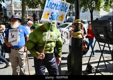 L'Incroyable Hulk. Les manifestants se sont réunis à l'extérieur de la Cour suprême en tant que juges a commencé une audience de trois jours pour décider si Boris Johnson a décidé de proroger le Parlement était légal. La Cour suprême, peu de George Street, Londres. UK Banque D'Images