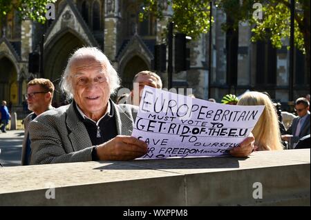 Manifestants devant la Cour suprême en tant que juges a commencé une audience de trois jours d'examiner si la décision de proroger le Parlement par Boris Johnson était légal. La Cour suprême, peu de George Street, Londres. UK Banque D'Images