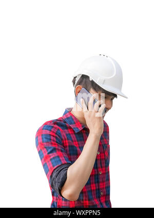 Part de l'ingénieur à l'aide d'un téléphone cellulaire et porter un casque de sécurité blanc sur fond blanc en plastique concept de construction. Banque D'Images