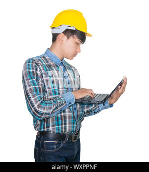 Tout en maintenant l'ingénieur à l'aide d'ordinateur portable et un casque de sécurité jaune d'usure du plastique . Construction Travaux Concept sur fond blanc Banque D'Images