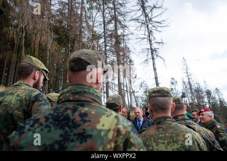 17 septembre 2019, la Saxe-Anhalt, Straßberg : Reiner Haseloff (M, CDU), premier ministre de la Saxe-Anhalt, parle aux soldats du bataillon logistique de 171 de Burg et 172 du bataillon logistique de Beelitz. Les soldats sont les premiers enquêteurs des forces armées allemandes à se renseigner sur leur prochain déploiement de la région et de la forêt privée. Les Forces armées allemandes à être déployées contre le bostryche peste dans les montagnes du Harz Photo : Klaus-Dietmar Gabbert/dpa-Zentralbild/ZB Banque D'Images