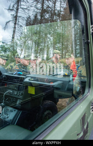 17 septembre 2019, la Saxe-Anhalt, Straßberg : Les soldats du bataillon logistique de 171 de Burg et 172 du bataillon logistique de Beelitz sont debout devant leur véhicule hors route, dont les fenêtres latérales représentent les arbres morts, et discutent de la façon de procéder la semaine prochaine. Les soldats sont les premiers enquêteurs des forces armées allemandes à se renseigner sur leur prochain déploiement de la région et de la forêt privée. Les Forces armées allemandes à être déployées contre le bostryche peste dans les montagnes du Harz Photo : Klaus-Dietmar Gabbert/dpa-Zentralbild/ZB Banque D'Images