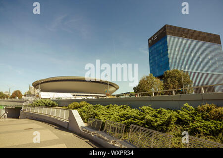 Katowice, Silésie, Pologne, 15 Septembre 2019 : Katowice Spodek rond-point avec salle de sport et KTW business park Banque D'Images