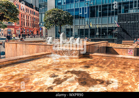 Katowice, Silésie, Pologne, 15 Septembre 2019 : Katowice place principale avec l'Hôtel de Ville bâtiment et une fontaine en marbre de décoration Banque D'Images