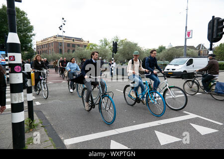 Les cyclistes, de trajet au-delà de la Synagogue Portugaise, dans le quartier culturel juif, Amsterdam Banque D'Images