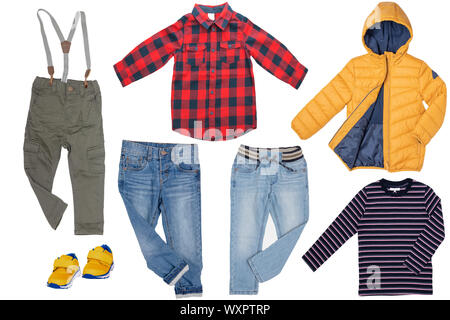 Ensemble de vêtements d'enfants de collage. Denim Jeans ou pantalons, une paire de chaussures , une veste de pluie, une chemise et un pull pour enfant garçon isolé sur un fond blanc. Banque D'Images