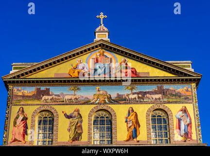 Jésus Paul Peter Lamb façade mosaïques Basilique Papale Saint Paul hors les murs de l'église cathédrale de Rome en Italie. L'un des 4 BASILIQUES PAPALES, établie dans sa Banque D'Images