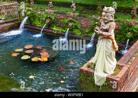 Gunung Kawi Sebatu temple hindou avec eau de source naturelle, des piscines avec des poissons et des statues en costumes traditionnels. La culture, l'art populaire de Bali, tr Banque D'Images