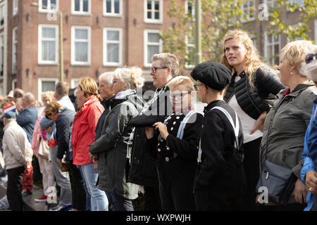 La foule en attente de roi des Pays-Bas Willem-Alexander et Maxima la reine en passant par le coach d'or dans le Prinsjesdag Banque D'Images