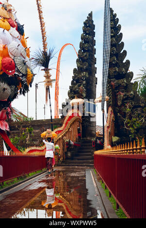 Femme en costume traditionnel balinais Faire offrande religieuse de Pura Ulun Danu Batur temple de Kintamani pour cérémonie hindoue. La religion, l'art et cultu Banque D'Images