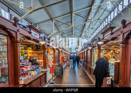 Vieux marché avec des stands de nourriture à Helsinki, capitale de la Finlande Banque D'Images