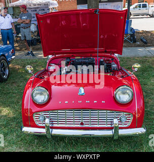 HICKORY, NC, USA-7 sept 2019 - 1960 Triumph TR3A sports car, rouge, vue de l'avant avec le capot ouvert. Banque D'Images