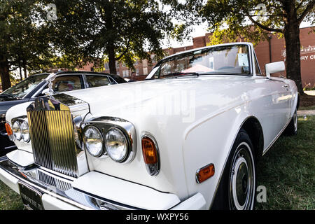 HICKORY, NC, USA-7 sept 2019 : 1990 Rolls-Royce Corniche III CABRIOLET, blanc. Vue Est de l'avant côté conducteur. Banque D'Images