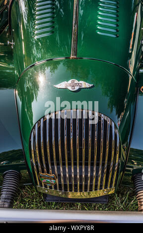 HICKORY, NC, USA-7 sept 2019 : 1985 Morgan plus 8, voiture sport décapotable, British Racing Green. Front (auvent) Vue de dessus. Banque D'Images