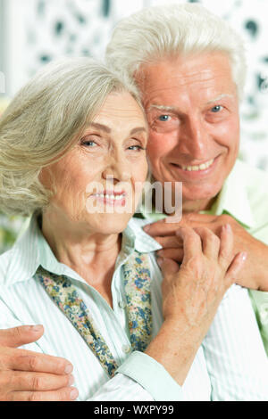 Close up portrait of happy senior couple posing Banque D'Images