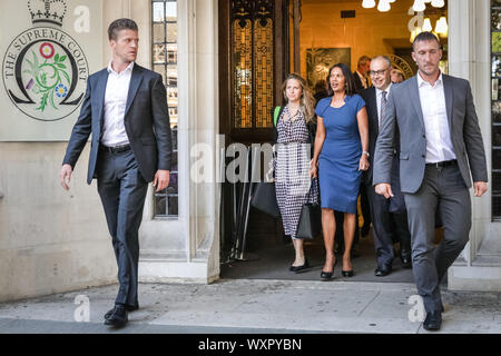 Westminster, London, UK, 17 Sep 2019. Gina Miller, la femme d'affaires qui a lancé la lutte juridique pour empêcher le gouvernement de suspendre le parlement avant la date limite, Brexit quitte la Cour suprême de Londres après la première journée d'audiences, avec un sourire sur son visage. Elle a été joint dans le cas de l'ancien Premier Ministre John Major, et procureur général de l'ombre, Shami Chakrabarti (au nom de l'opposition). Credit : Imageplotter/Alamy Live News Banque D'Images