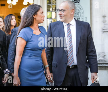 Westminster, London, UK, 17 Sep 2019. Gina Miller, la femme d'affaires qui a lancé la lutte juridique pour empêcher le gouvernement de suspendre le parlement avant la date limite, Brexit quitte la Cour suprême de Londres après la première journée d'audiences, avec un sourire sur son visage. Elle a été joint dans le cas de l'ancien Premier Ministre John Major, et procureur général de l'ombre, Shami Chakrabarti (au nom de l'opposition). Credit : Imageplotter/Alamy Live News Banque D'Images