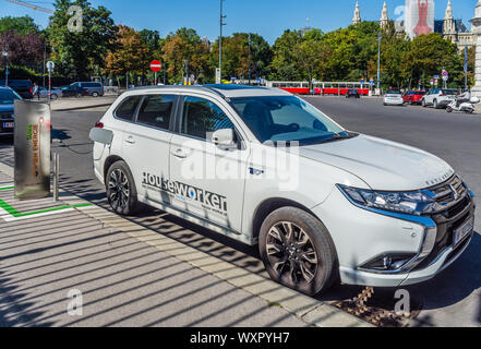 Mitsubishi Outlander PHEV connecté à 'Tanke Wien Energie - Connecteur-share" voiture électrique point de recharge, Vienne, Autriche. Banque D'Images