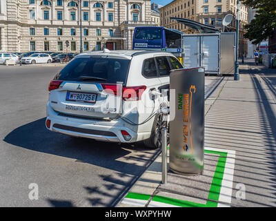 Mitsubishi Outlander PHEV connecté à 'Tanke Wien Energie - Connecteur-share" voiture électrique point de recharge, Vienne, Autriche. Banque D'Images