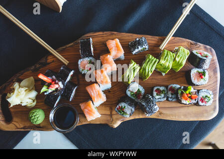 Sur Sushi plat de service en bois , vue d'en haut Banque D'Images