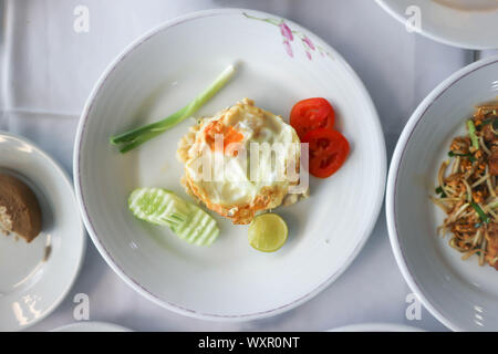 Riz frit ou sauté de riz avec des oeufs frits et concombre Banque D'Images