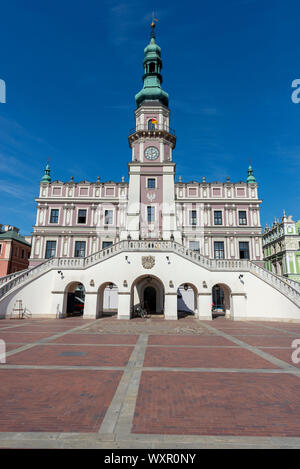 Hôtel de ville sur la place de la vieille ville de Zamosc, Pologne Banque D'Images