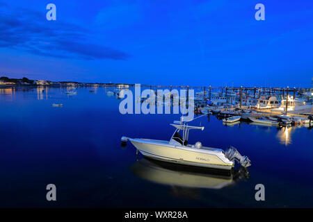 Bateaux de plaisance le long d'Embarcadère MacMillan pendant le crépuscule heure.Provincetown.Cape Cod.Massachusetts.USA Banque D'Images