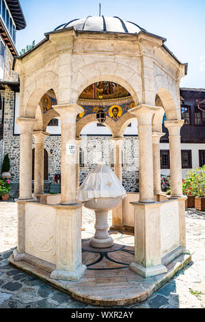 Rostusha au Nord, la Macédoine - 27 juillet, 2019. Kiosque avec de l'eau sainte dans Saint Jovan Bigorski Monastery Banque D'Images