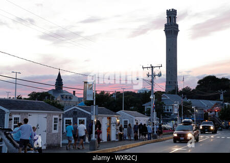 Vue de nuit sur des baraques artiste embarcadère MacMillan avec Pilgrim Monument en arrière-plan.Provincetown.Massachusetts.USA Banque D'Images