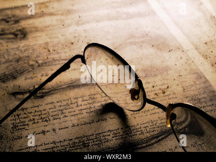 Close up of old classic spectacles sur un livre historique Banque D'Images