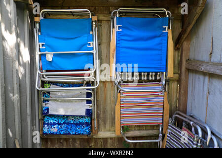 Chaises de plage pliée accroché au mur d'une cabine.Eastham.Massachusetts.USA Banque D'Images