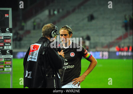 HSV vs FC St Pauli, Hambourg, Millerntor, Interview mit Paulis Daniel Buballa Banque D'Images