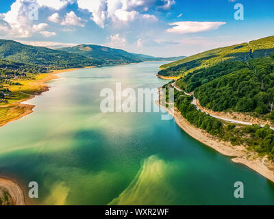 Vue aérienne sur le village et le lac de Mavrovo Mavrovo en Macédoine du Nord Banque D'Images