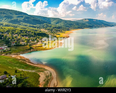 Vue aérienne sur le village et le lac de Mavrovo Mavrovo en Macédoine du Nord Banque D'Images