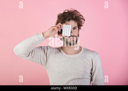 La santé et la médecine, gueule de bois. Régimes comp et vitamine, l'homme avec les stéroïdes. Rhume, grippe et maux de traitement, tablette hypnotique. Homme avec des pilules dans blist Banque D'Images