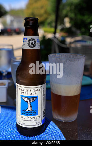 Une bouteille de Whale's Tale et Pale Ale au demi de bière verre de bière sur la table.Sandwich.Cape Cod.Massachusetts.USA Banque D'Images