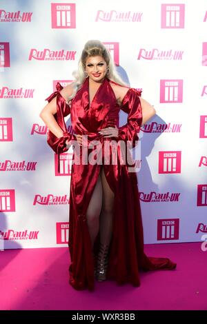 Trou Cheryl participant à la première course de dragsters RuPaul, Bloomsbury Ballroom, Londres. Banque D'Images