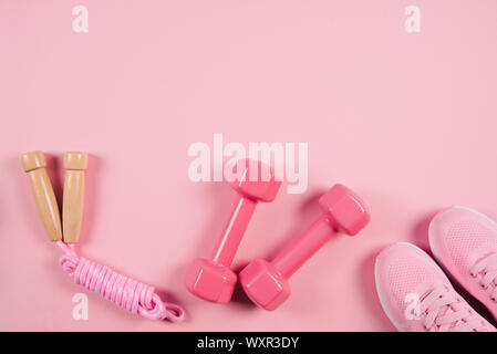 Télévision jeter coup de sneakers sur fond rose. Banque D'Images