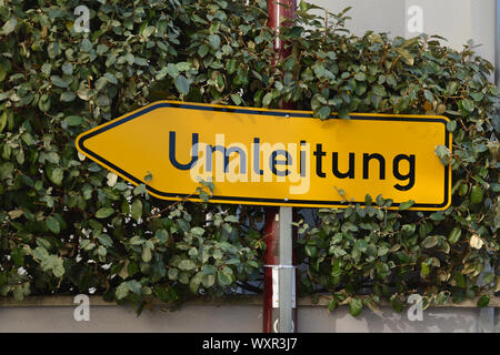 Flèche jaune panneau routier allemand pointant vers la gauche et disant 'route' détournement Banque D'Images
