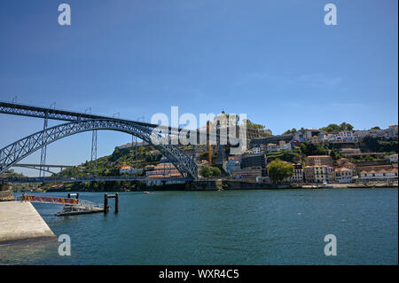Luis je pont construit par Eiffel sur le fleuve Douro à Porto Portugal Banque D'Images