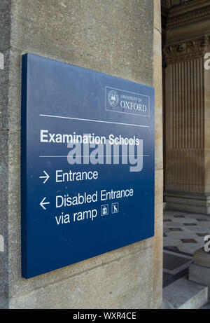 Panneau d'entrée à l'université d'oxford, les écoles d'examen high street, Oxford, Angleterre Banque D'Images