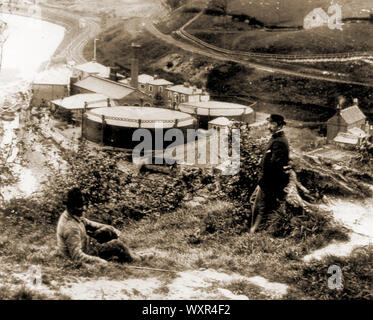 Une photo de l'ancien travaux gaz (aujourd'hui démoli) à Whityby North Yorkshire, Angleterre. La photo est prise à partir de la rive est de la rivière Esk qui allait plus tard être connecté à l'est par un viaduc ferroviaire d'être construit sur l'emplacement. Les lignes de chemin de fer de Whitby à Middlesbrough via la côte, et à Whitby à Middlesbrough via l'Esk Valley peut être vu en face des deux hommes. L'usine à l'abandon a été plus tard repris par site Fif Robinson qui y vivaient en utilisant des panneaux solaires pour fournir de l'électricité. Banque D'Images