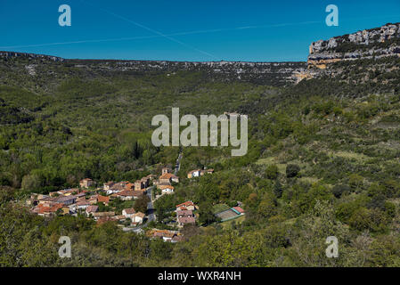 Paysage karstique de montagne dans la région de Orbaneja del Castillo Village artistique historique médiévale dans le canyon de l'Èbre à Burgos, Castille et Leon, Espagne, Europe Banque D'Images