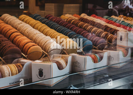 La Ville de Luxembourg, Luxembourg - le 19 mai 2019 : Variété de macarons colorés en vente à l'intérieur de la maison de Kaempff-Kohler, un célèbre deli et boutique de Luxem Banque D'Images