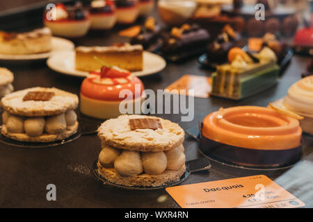 La Ville de Luxembourg, Luxembourg - le 19 mai 2019 : Variété de desserts en vente à l'intérieur de la maison de Kaempff-Kohler, un célèbre deli et boutique de la ville de Luxembourg. Banque D'Images