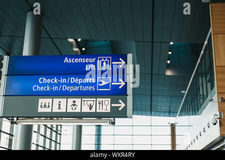 Au départ, l'ascenseur et d'autres installations dans un aéroport. Banque D'Images