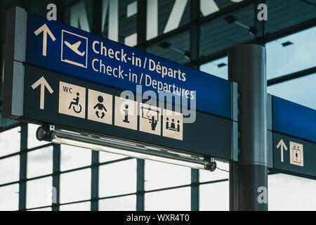 Au départ, l'ascenseur et d'autres installations dans un aéroport. Banque D'Images